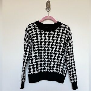 T Tahari Black and White Houndstooth Crew Neck Sweater
